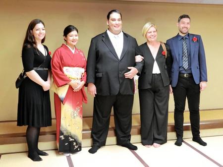 　整髪を終えた元関脇魁聖の友綱親方（中央）と（左から）妹のナタリアさん、浩子夫人、（１人おいて）母・ロザナさん、弟・レナートさん