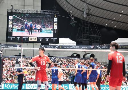 　第３セット、コート上のワイヤーカメラが動かなくなり、試合中断となる（９月３０日）