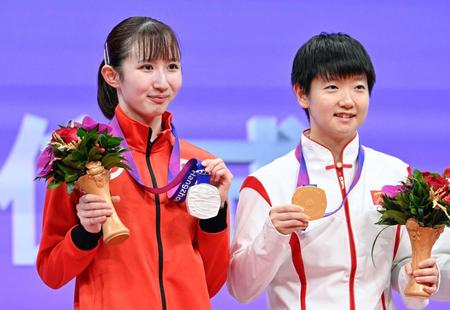 　女子シングルスで銀メダルを獲得した早田ひな。右は優勝した孫穎莎（共同）