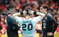 　エジプトに敗れ、試合後コートに残り話し合う（左から）石川、山本智、高橋藍（撮影・吉澤敬太）