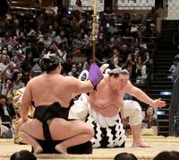 　全日本力士選士権で横綱土俵入りを披露する照ノ富士