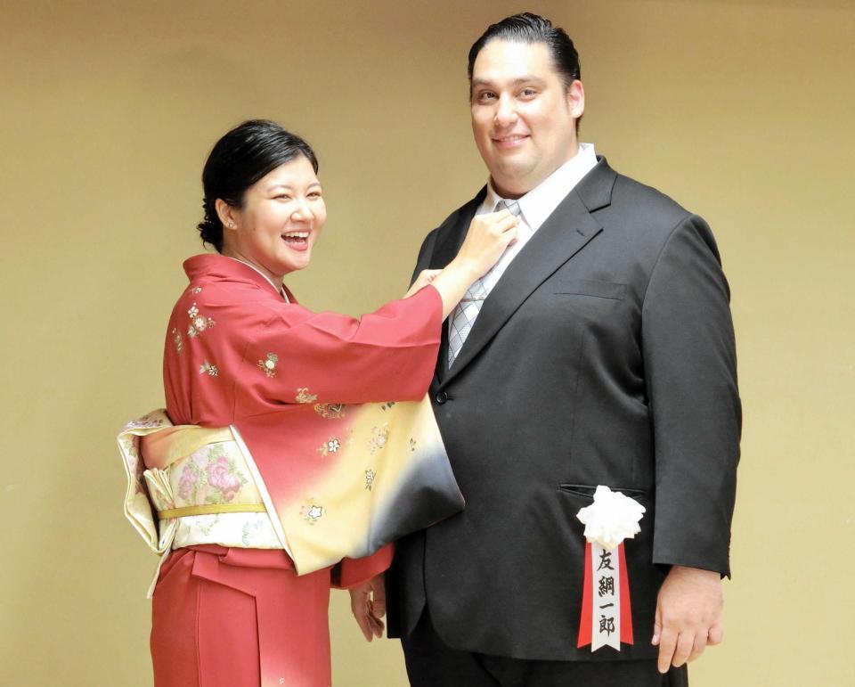 　整髪を終え、浩子夫人（左）にネクタイを直してもらう元関脇魁聖の友綱親方