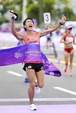 　混合団体３５キロ競歩　１位でゴールする石田昴＝杭州（共同）