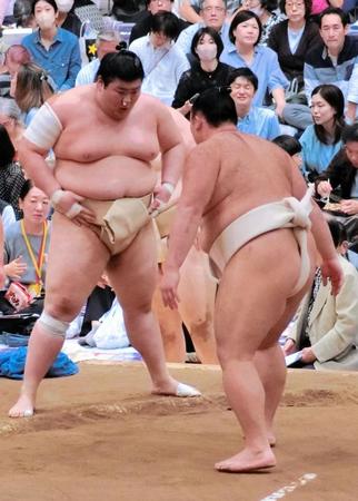 　ぶつかり稽古で朝乃山（右）の胸を借りる熱海富士