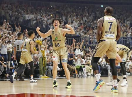 　Ｂリーグで優勝を決め、大勢のファンの前で喜ぶ琉球の牧（中央）ら＝５月、横浜アリーナ