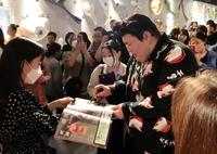 　ファンにサインする熱海富士（右）