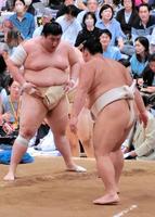 　ぶつかり稽古で朝乃山（右）の胸を借りる熱海富士