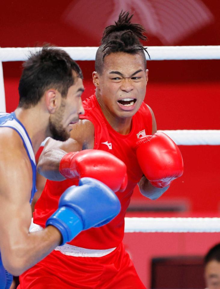 　男子７１キロ級準決勝の３回、カザフスタン選手（左）を攻める岡沢セオン（共同）