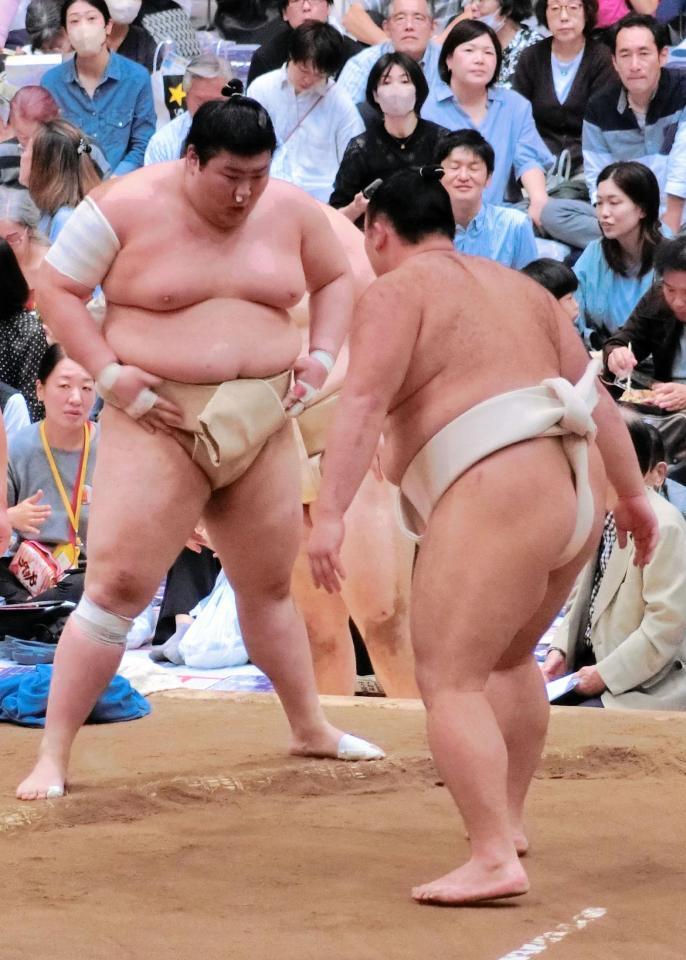 　ぶつかり稽古で朝乃山（右）の胸を借りる熱海富士