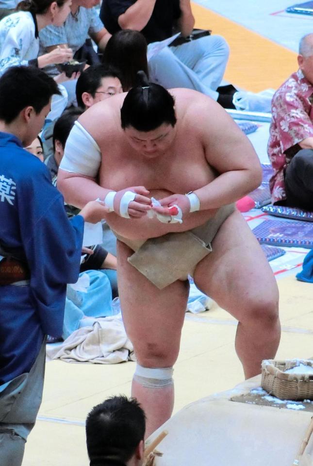 　土俵下で鼻血を拭く熱海富士