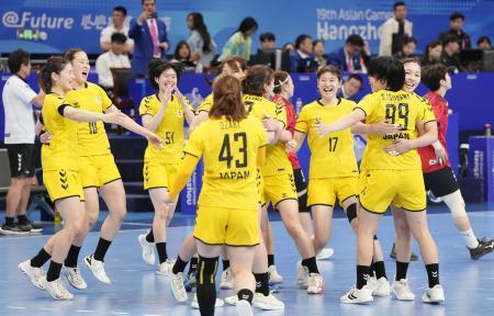 　杭州アジア大会のハンドボール女子決勝で韓国を破り金メダルを獲得し、抱き合って喜ぶ日本＝５日、中国・杭州（共同）