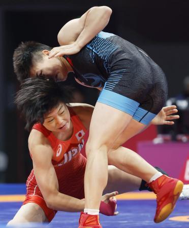 　女子５３キロ級決勝　中国選手（右）を攻める藤波朱理＝杭州（共同）