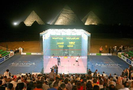 　ピラミッドを背景に開催されたスカッシュの大会＝２００６年、カイロ（ロイター＝共同）
