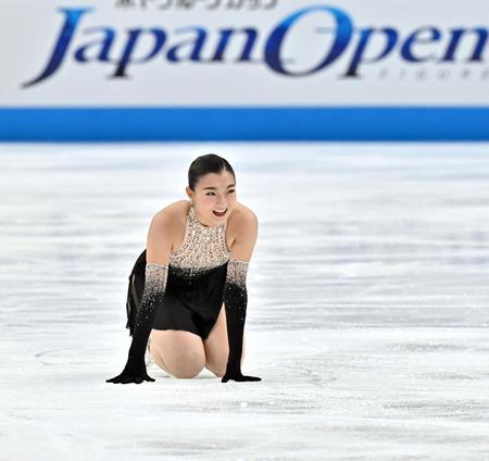 　ジャパンオープンで演技を終え座り込む坂本花織