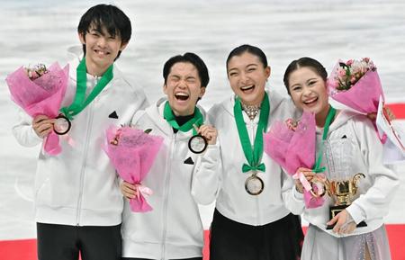 　優勝を決め笑顔の日本チーム。（左から）島田高志郎、友野一希、坂本花織、宮原知子さん