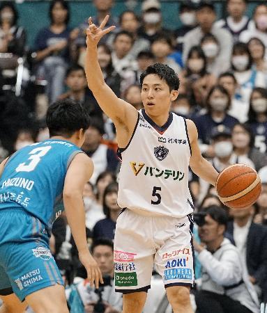 　京都-横浜ＢＣ　第３クオーター、指示を出す横浜ＢＣ・河村＝かたおかアリーナ京都