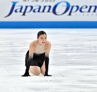 　ジャパンオープンで演技を終え座り込む坂本花織