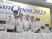 　ポーズを決める（左から）島田高志郎、友野一希、坂本花織、宮原知子さん