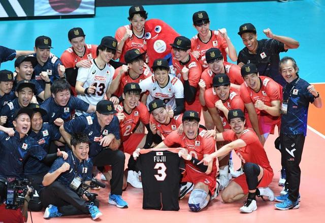 歓喜のバレー男子 天国の藤井直伸さんへ絶叫 ユニホーム掲げる 高橋藍