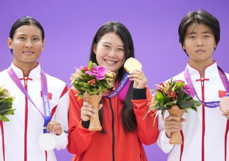 　スケートボード女子パークで金メダルを獲得した草木ひなの（中央）＝９月２５日、杭州（共同＝松崎未来撮影）