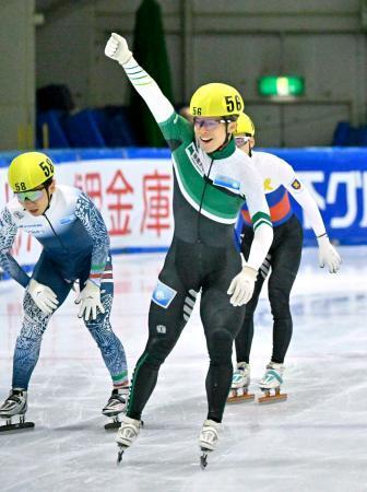 　男子１０００メートルで優勝し、ガッツポーズする宮田将吾＝帝産アイススケートトレーニングセンター