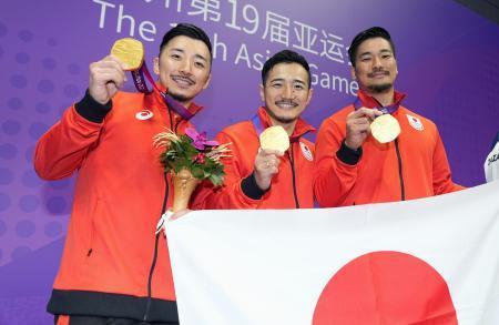 　空手の男子形団体で金メダルを獲得した（左から）本龍二、本一将、在本幸司＝杭州（共同）