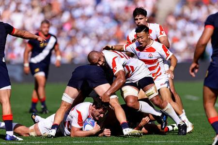 　後半、プレーするリーチ（中央右）