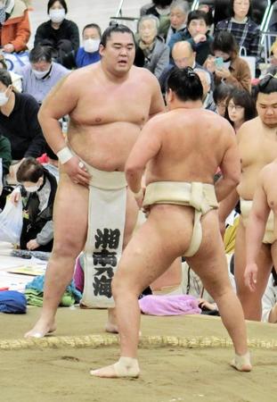 　ぶつかり稽古をする湘南乃海（左）