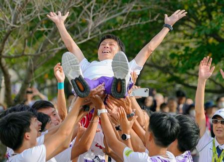 　２年連続５度目の優勝を果たし、胴上げされる駒大の藤田敦史監督