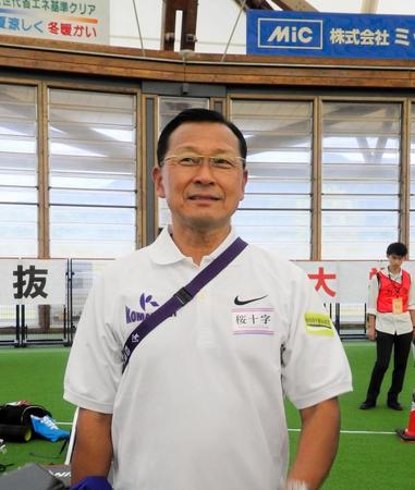 　笑顔で取材に応じる大八木弘明総監督