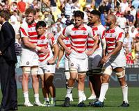 　アルゼンチンに敗れ、肩を落とす（左から）ディアンズ、中村、コーネルセン、ファカタバ、リーチ