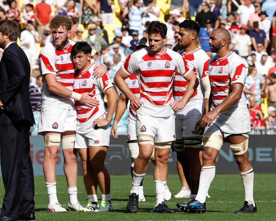 　アルゼンチンに敗れ、肩を落とす（左から）ディアンズ、中村、コーネルセン、ファカタバ、リーチ