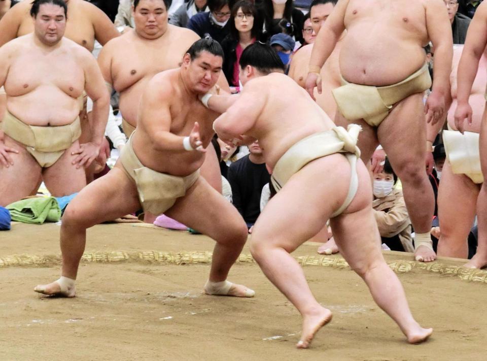 　王鵬（右）と熱のこもった稽古をする豊昇龍