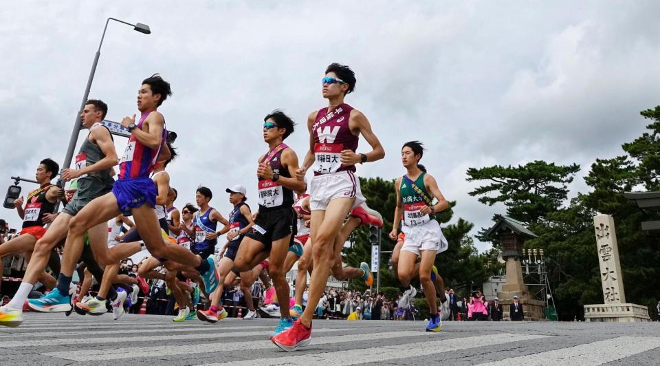 　出雲全日本大学選抜駅伝で、スタートする１区の選手たち