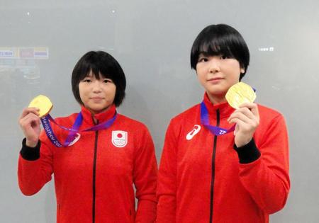 　杭州アジア大会から帰国し、金メダルを手にする桜井つぐみ（左）と藤波朱理