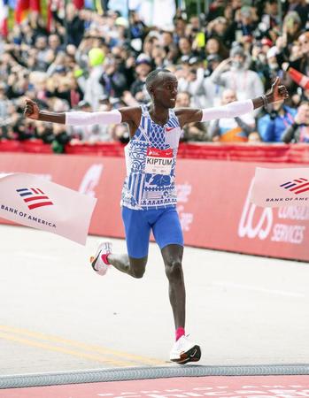 　シカゴ・マラソンで２時間０分35秒の世界新をマークして優勝した男子のケルビン・キプタム（ＵＳＡトゥデー・ロイター＝共同）
