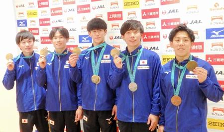 世界体操３冠の橋本大輝　笑顔の帰国「本当に自信」　団体金を後押ししたのは“マリカ”　サウナでの「一致団結」