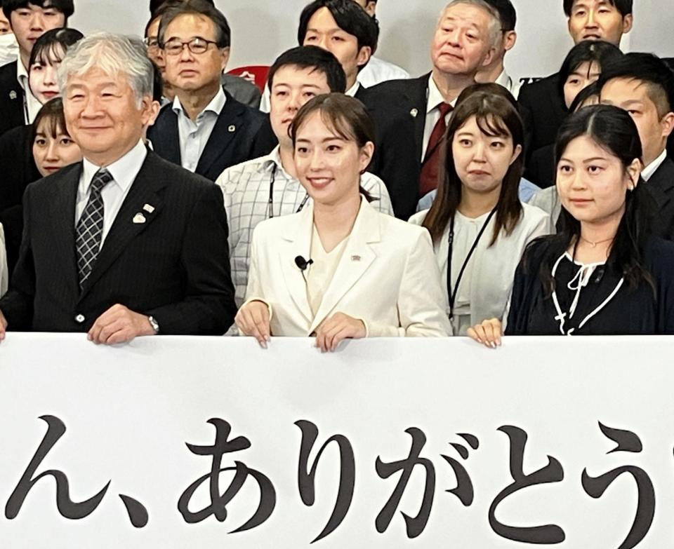 　全農のオフィシャルアンバサダーに就任し、職員との交流会に参加した石川佳純さん（前列中央）
