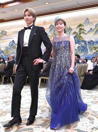 【写真】石川佳純さんが背中バックリの美しいドレス姿披露　会場は騒然