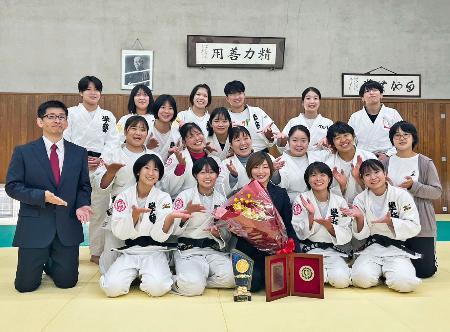 　東京学芸大柔道部の後輩らと記念写真に納まる角田夏実（前列中央）＝１１日、東京都小金井市