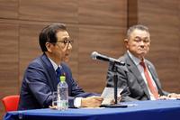 　２０３０年冬季五輪・パラリンピックの招致断念を表明する、札幌市の秋元克広市長（左）とＪＯＣの山下泰裕会長