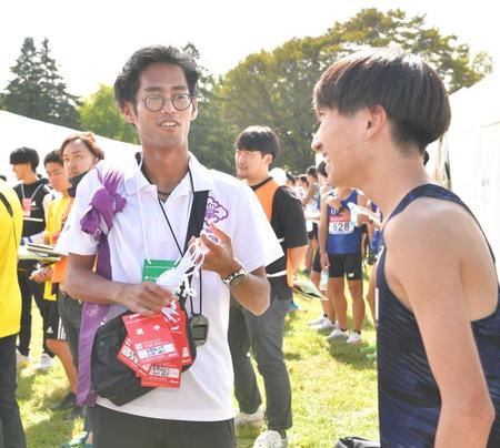 　選手をねぎらう皇学館大・寺田夏生監督（左）＝撮影・西岡正