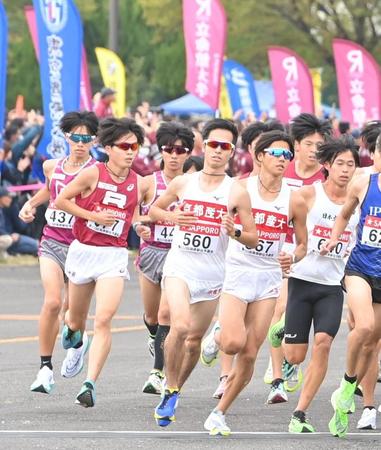 　１周目を走る京産大の選手（中央）ら（撮影・西岡正）