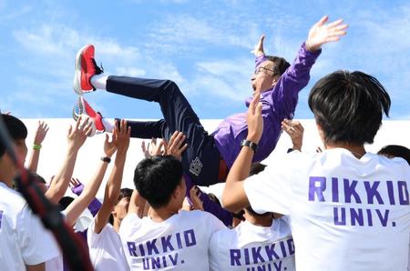 　選手から胴上げされる監督代理の立大・原田長距離総監督（撮影・吉澤敬太）