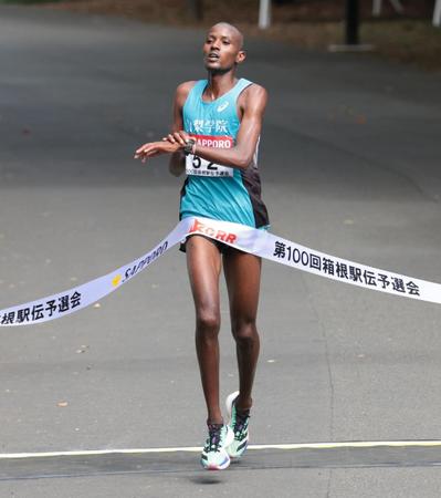 　３位でゴールする山梨学院大のジェームス・ムトゥク（撮影・吉澤敬太）