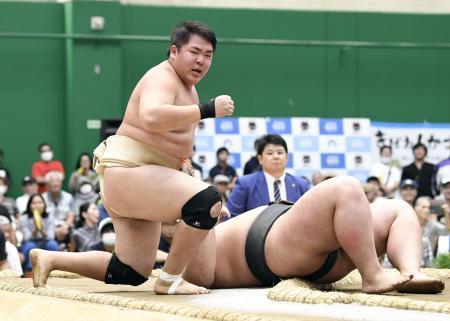 　少年個人決勝で和歌山・西出大毅を寄り倒しで破り、優勝した静岡・国次晃輔＝奄美市名瀬運動公園