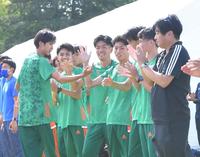 　予選会１位で喜び合う大東大の選手ら（撮影・西岡正）