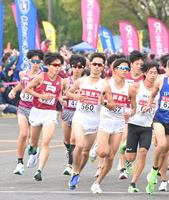 　１周目を走る京産大の選手（中央）ら（撮影・西岡正）