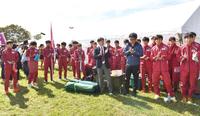 　予選会で敗退も他校を祝福する立命大の選手ら（撮影・西岡正）