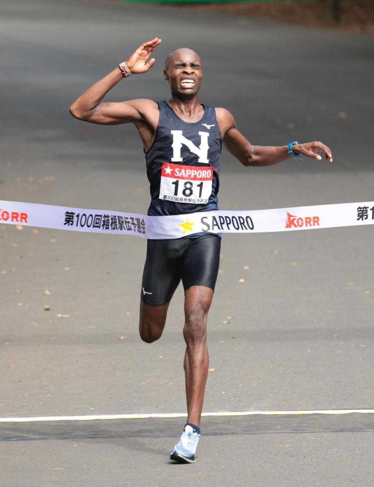 箱根駅伝予選会 日大１年生・キップケメイが１位でゴール 東農大の１